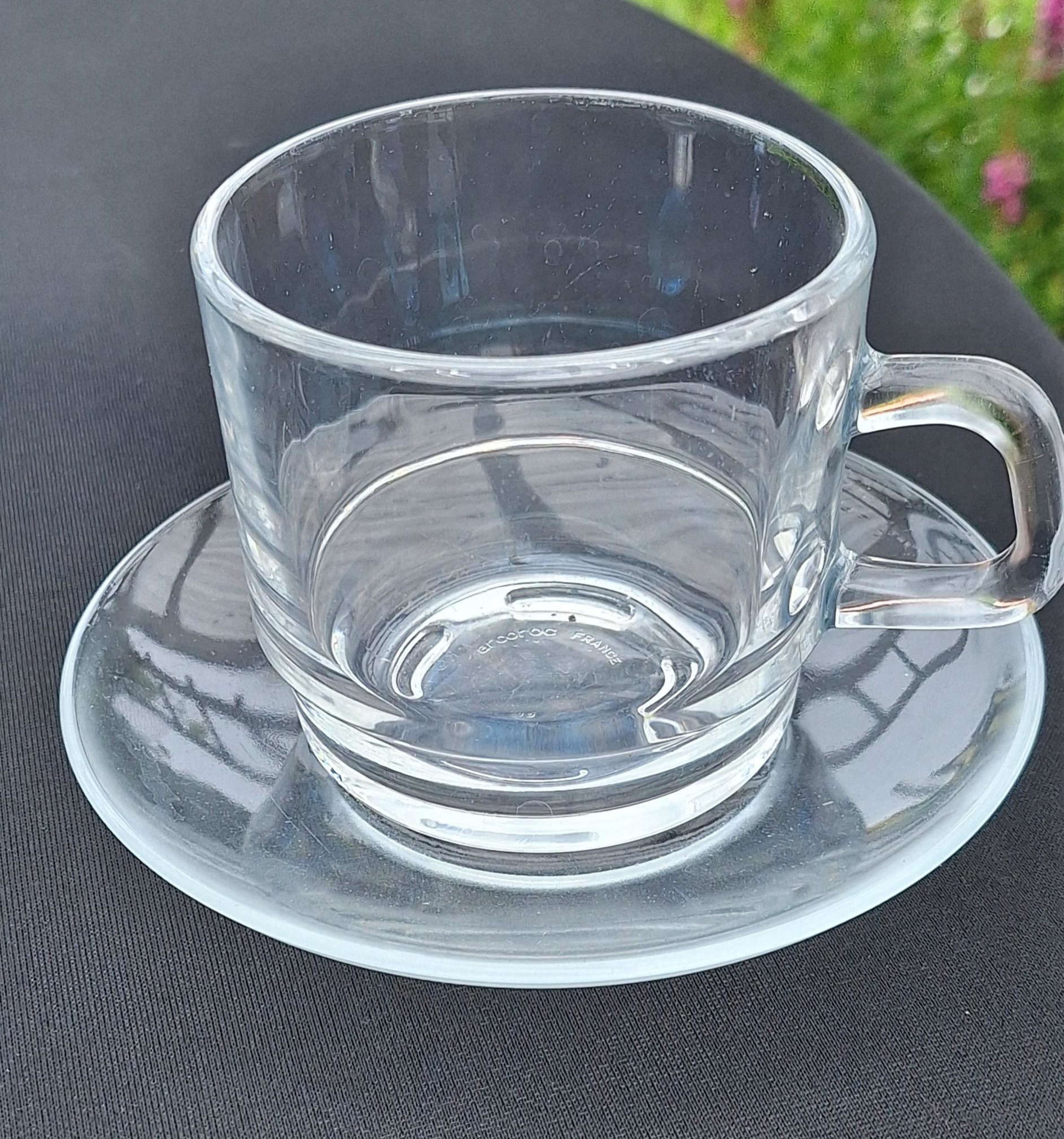 Theeglas en schotel